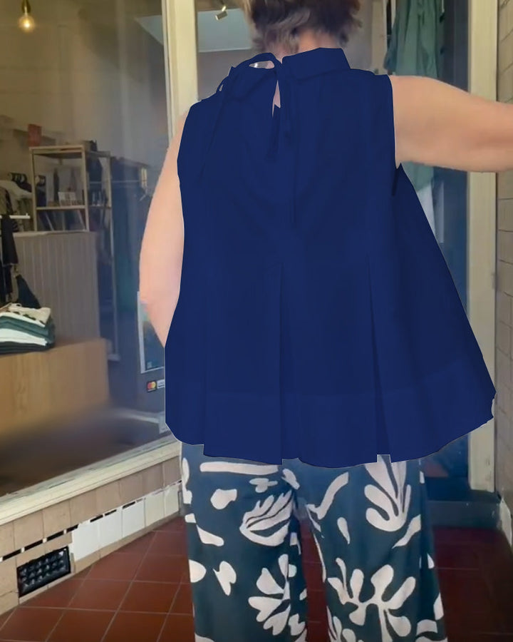 Eenvoudige mouwloze effen blouse