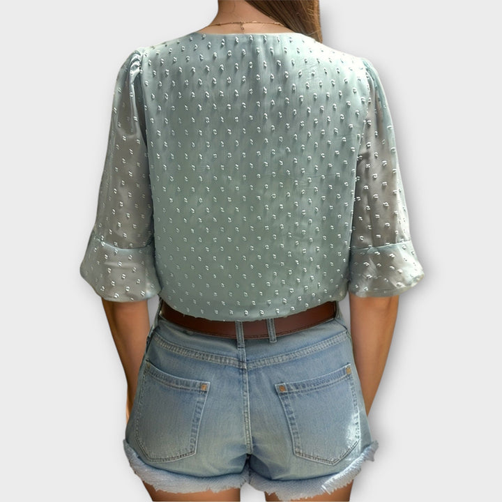 Blouse met diepe halslijn – Soft-Touch statement piece voor elegante avonden of weekendstyling