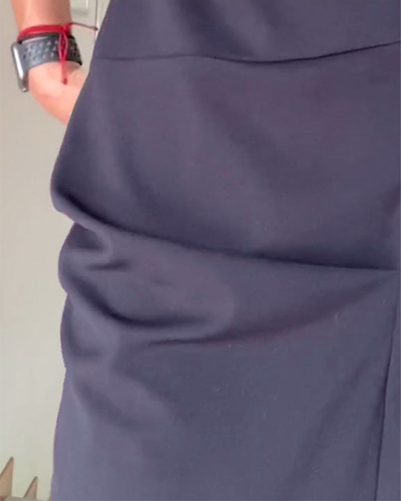 Elegante effen jurk met ronde hals en plooien