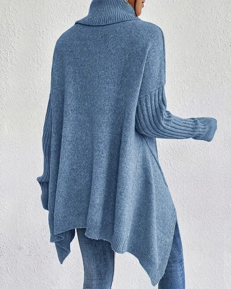 Losse sweater met hoge kraag en asymmetrisch ontwerp
