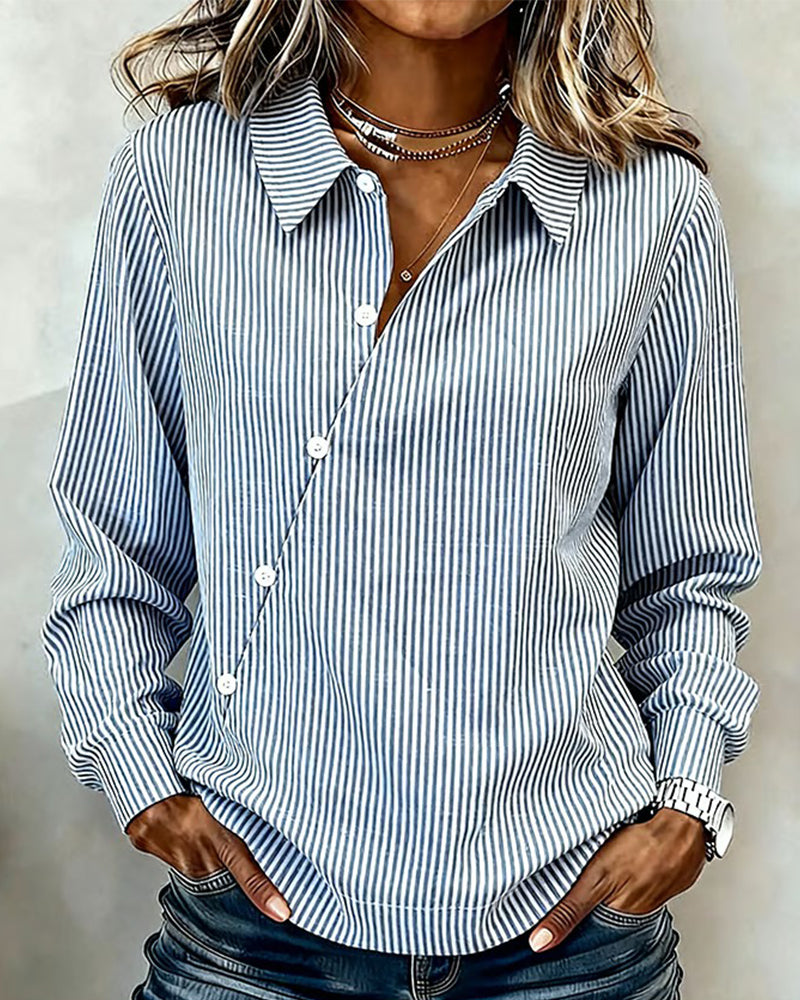 Een asymmetrische gestreepte blouse met knoopsluiting