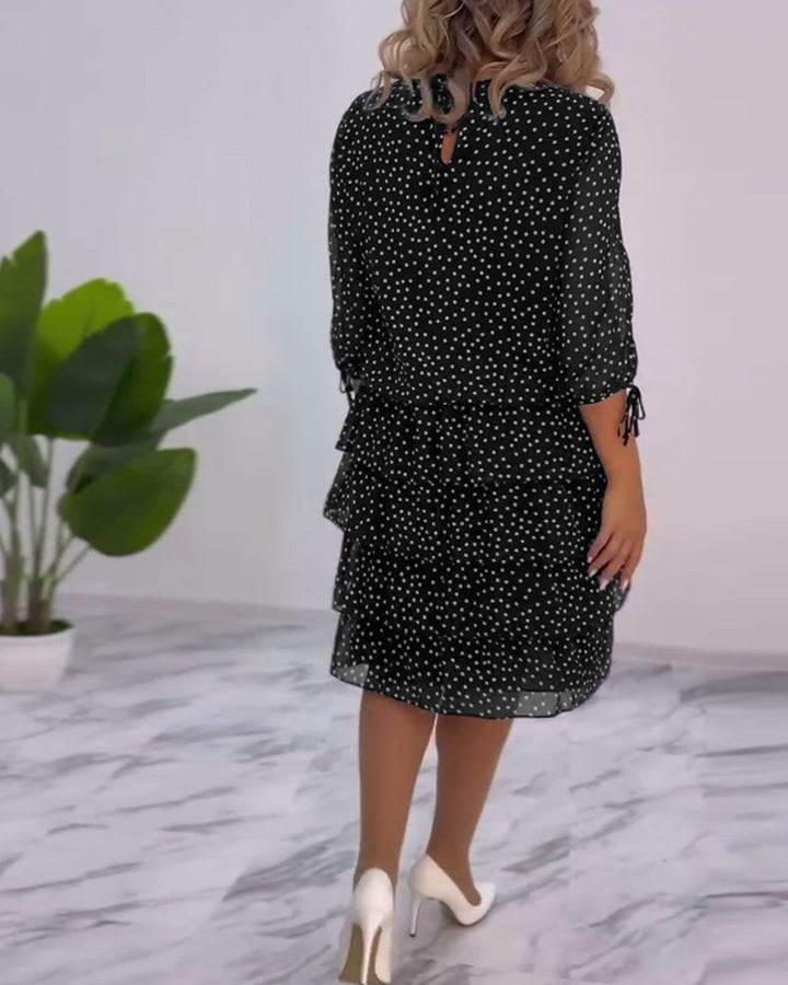 elegante gelaagde jurk met polkadotprint