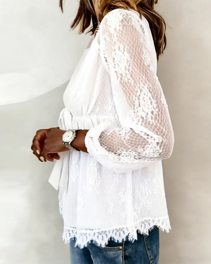 Blouse met diepe V-hals, strik en kant