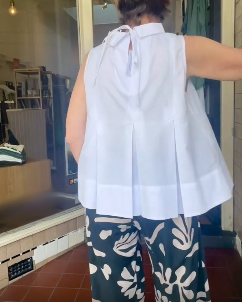 Eenvoudige mouwloze effen blouse