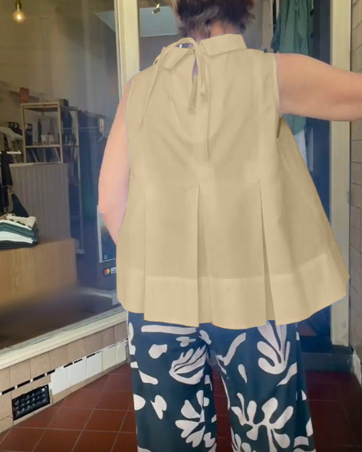 Eenvoudige mouwloze effen blouse