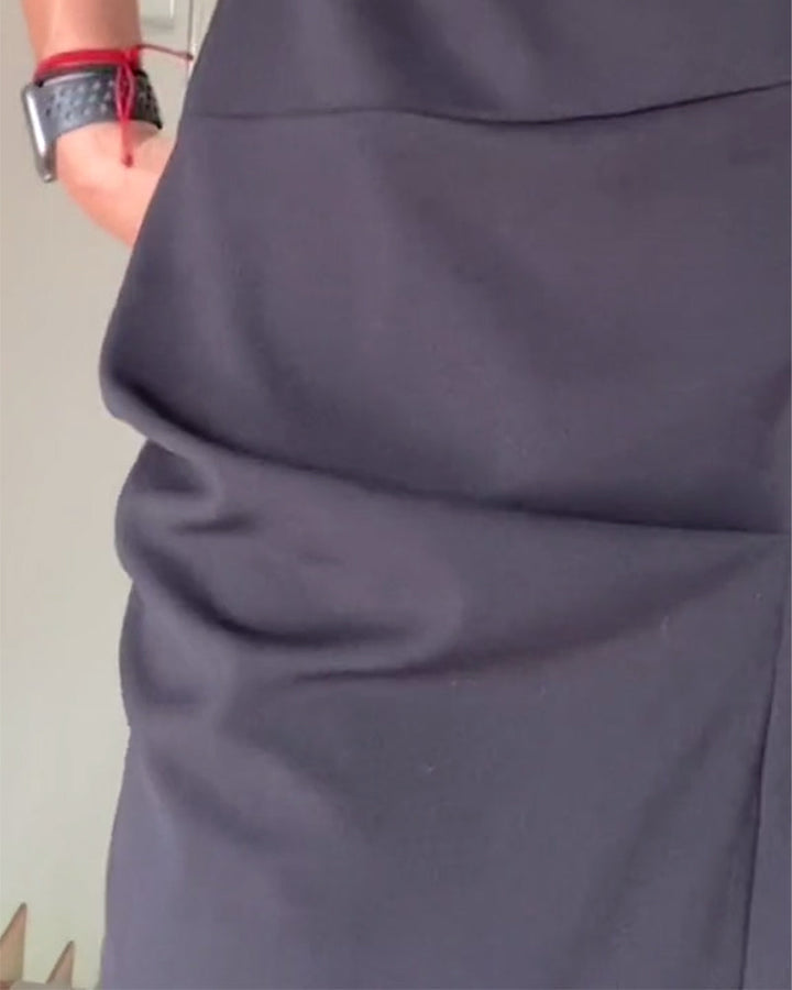 Elegante effen jurk met ronde hals en plooien