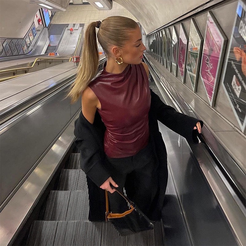 Trendy Black Leather mouwloze top