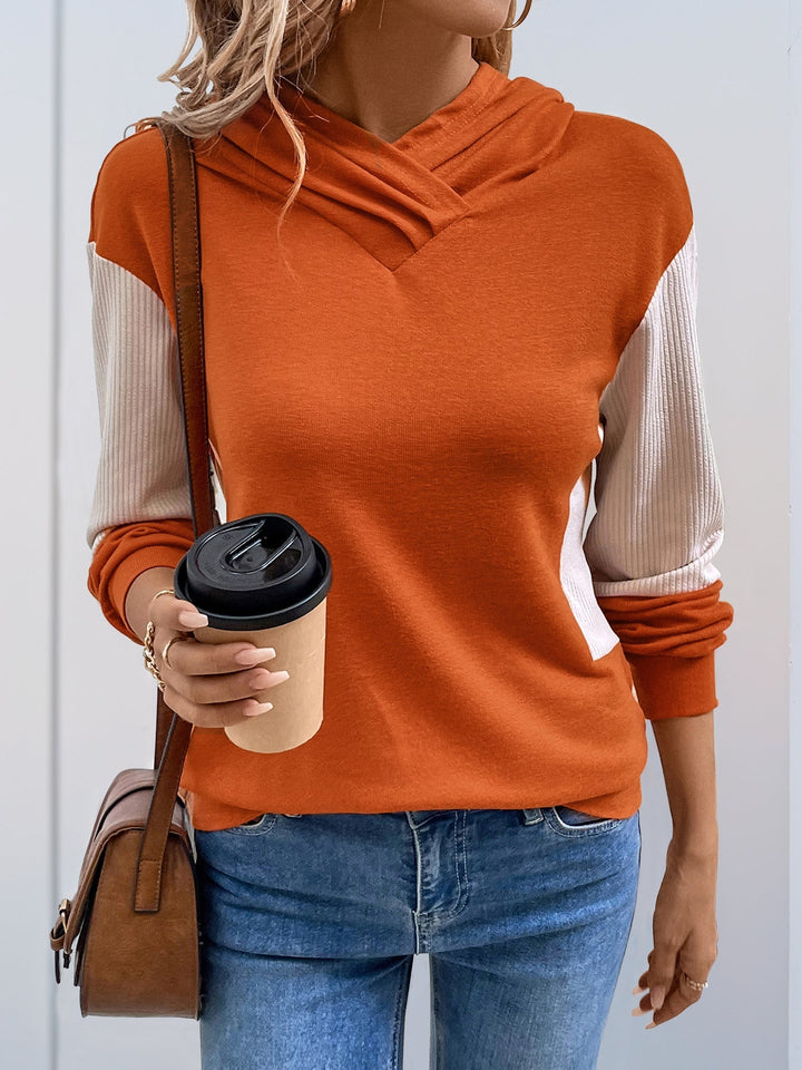 Contrastkleurige sweater met capuchon en lange mouwen