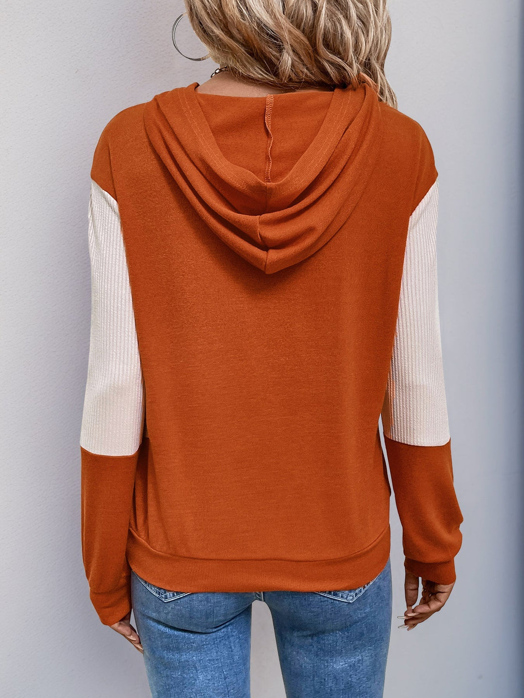 Contrastkleurige sweater met capuchon en lange mouwen