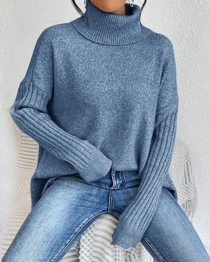 Losse sweater met hoge kraag en asymmetrisch ontwerp