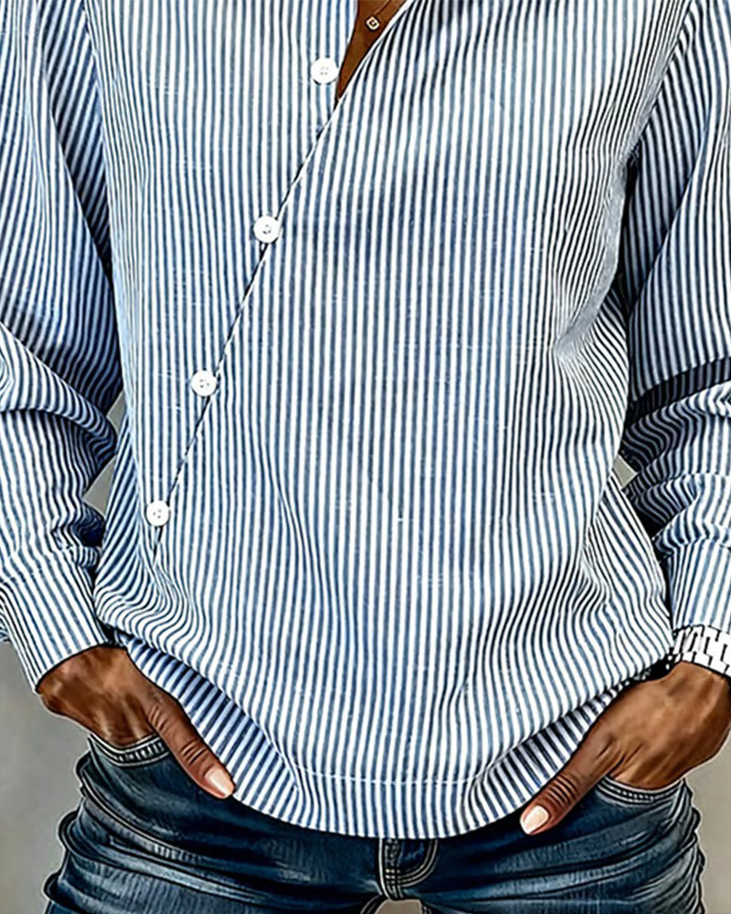 Een asymmetrische gestreepte blouse met knoopsluiting