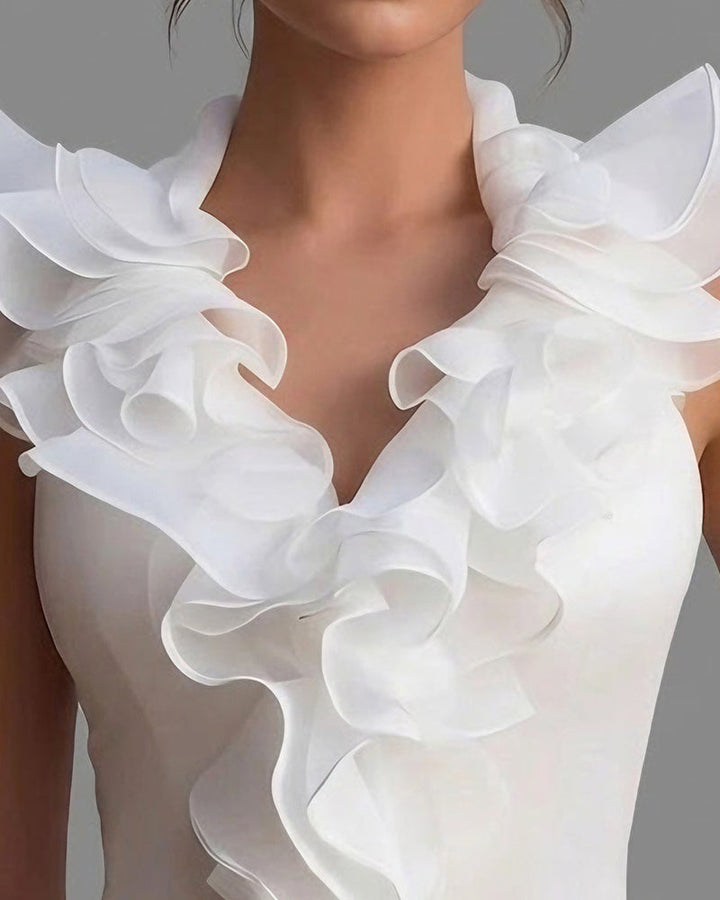 Mouwloze blouse met V-hals en lotusbladzoom