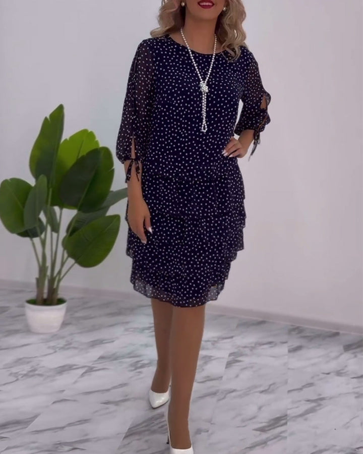 elegante gelaagde jurk met polkadotprint